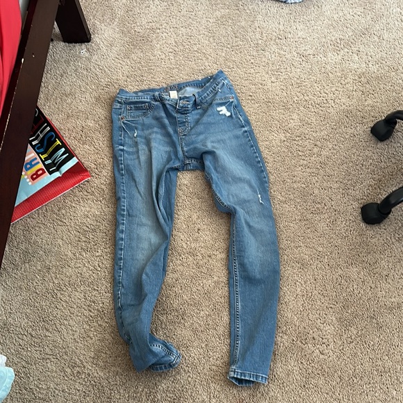 I am selling clothes that people want. - Picture 7 of 12